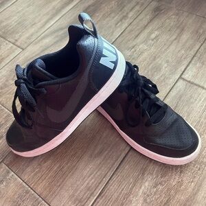 Boys 6Y Nike Black Lowtops